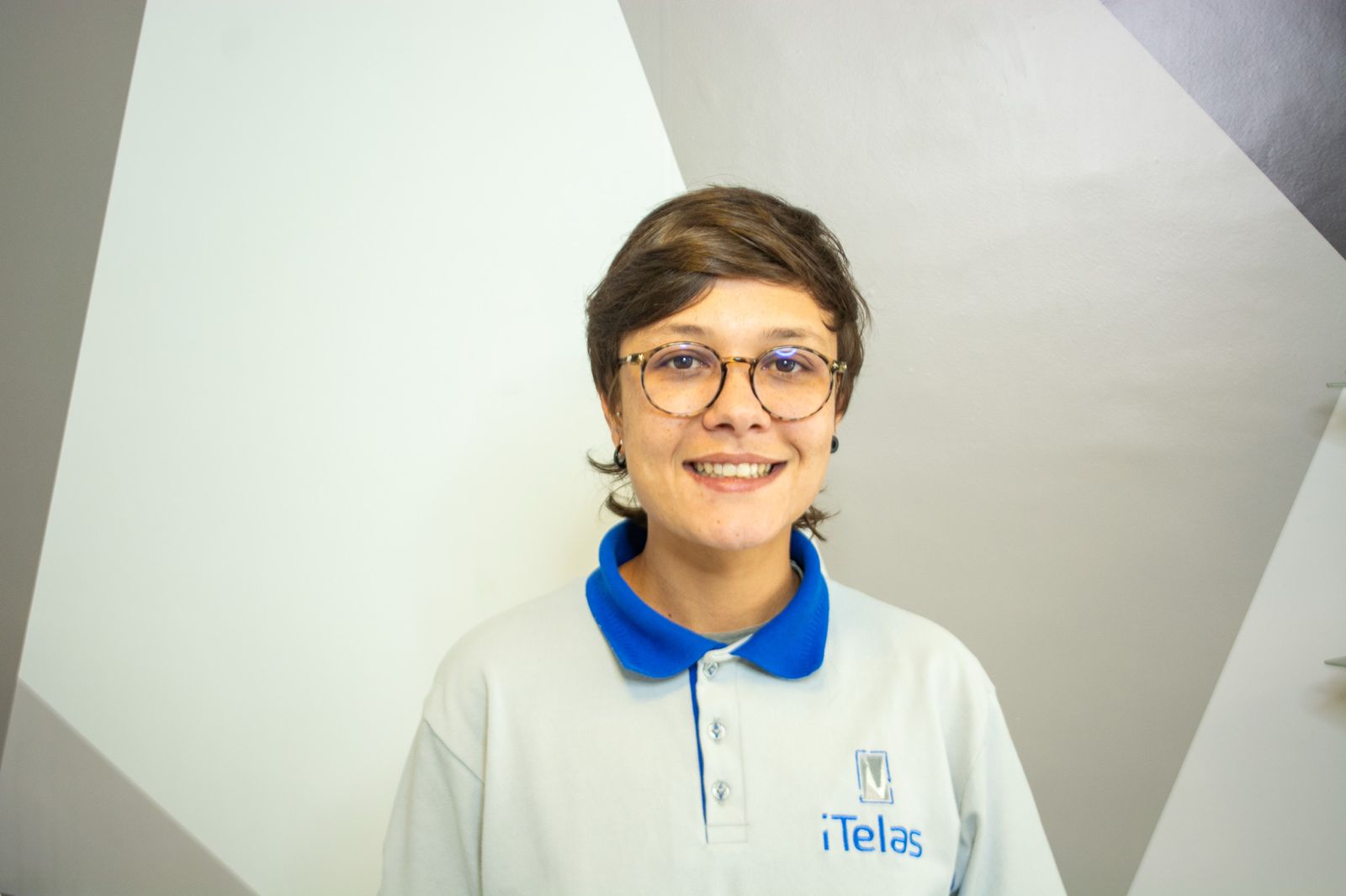 Atendente da iTelas recebendo um cliente no balcão da loja em Curitiba