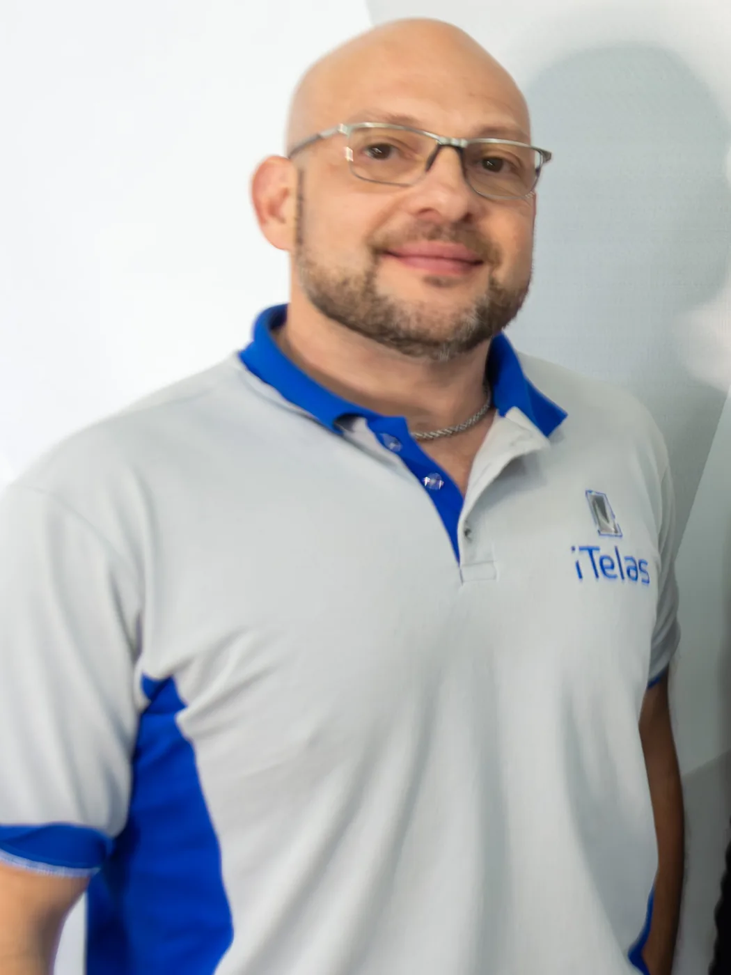 Marcelo, fundador da iTelas, na loja em Curitiba
